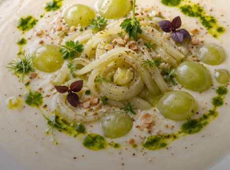 Passa 2 · Vichyssoise d’all tendre i ametlla, raïm blanc
